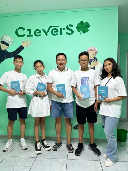 Авторы книги с экземплярами в учебном центре Clevers